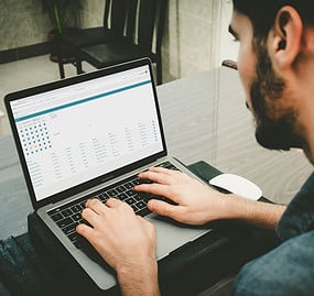man-at-computer-calendar